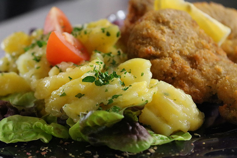 Leckeres Schnitzel mit Kartoffelsalat